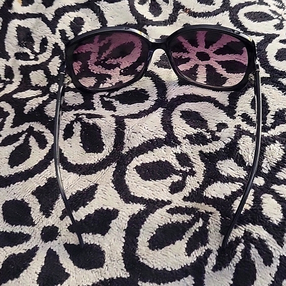 Foster grant Womens sunglasses diamonds in the front 😎 - Picture 4 of 6